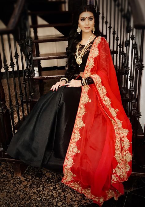 Party wear Black lehanga with lace top and red dupatta with gold embroidery kundan Jewelry Black Lehenga With Red Dupatta, Lehenga Black, Lace Black Top, Punjabi Dresses, Red Dupatta, Simple Lehenga, Desi Outfits, Black Lehenga, Indian Outfits Lehenga