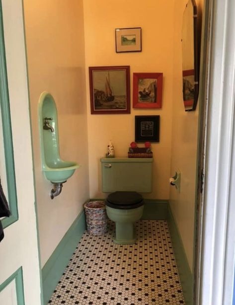 Small Retro Bathroom, Clawfoot Tub Bathroom Vintage, Small Bathroom Aesthetic, Clawfoot Tub Bathroom, Toilet Design Modern, Art Deco Bathrooms, Sweet Home Design, Retro Bathroom, Dream Shower