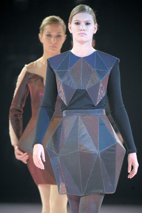 Mode Origami, Structured Fashion, Architectural Fashion, Structural Fashion, Origami Fashion, Sculptural Fashion, Geometric Fashion, Paper Fashion, Paper Dress