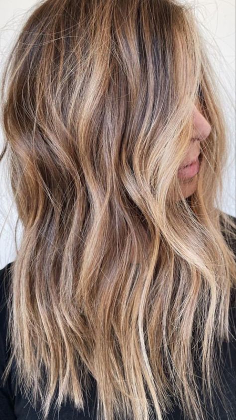 Fall Bronde Balayage Long Hair, Honey Blonde Hair With Root Smudge, Dark Root Honey Blonde Balayage, Warm Honey Blonde Hair Dark Roots, Gold Blonde Balayage Dark Roots, Honey Blonde Hair Root Melt, Light Brown Root Smudge, Fall Blonde Balayage Dark Roots, Balayage Shag