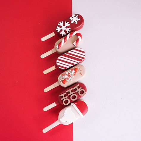 Christmas Cakesicles Design, Xmas Cakesicles, Christmas Cakesicle, Marble Cakesicles, Cakesicles Christmas, Christmas Popsicles, Christmas Cakecicles, Christmas Cake Popsicles, Christmas Cakesicles Ideas