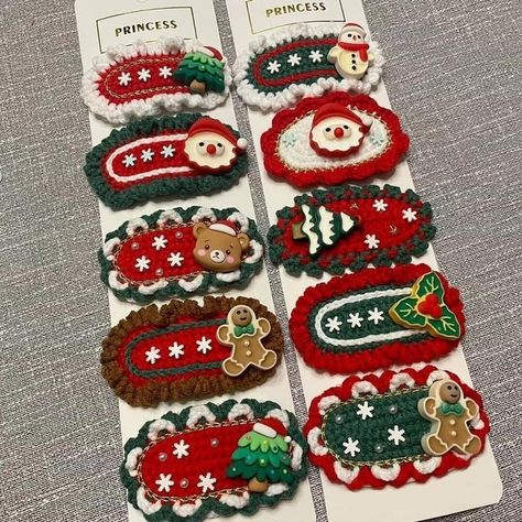 Yarn Embellishments, Christmas Tree Hair, Christmas Hair Clips, Hair Accessories Tutorial, Hair Snap, Diy Beaded Rings, Crochet Hair Clips, Christmas Hair Accessories, Crochet Xmas