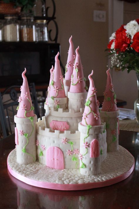 Pink Princess Castle Birthday Cake! Pink Princess Castle, Birthday Cake Fondant, Fondant Girl, Castle Birthday Cakes, Castle Birthday, Princess Castle Cake, 7th Birthday Cakes, 4th Birthday Cakes, Princess Birthday Cake