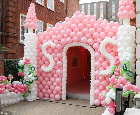 The family home in London was kitted out with pink and white balloons crafted into 'S' shapes in honour of the youngster Tamara Ecclestone, Disney Princess Birthday, Balloon Sculptures, Balloon Wall, White Balloons, Princess Birthday Party, Frozen Birthday, Balloon Art, Princess Birthday