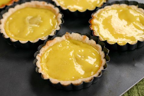 Hong Kong Egg Tarts Durian Recipe, Hong Kong Egg Tart, Egg Tart Recipe, Sticky Buns Recipes, Custard Tart, Tasty Kitchen, Sticky Buns, Egg Tart, Chinese Recipes