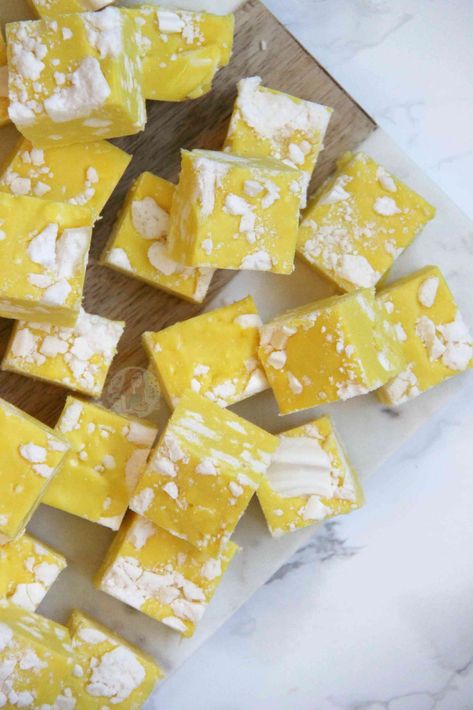 Lemon Fudge Recipe, Classic Fudge Recipe, Lemon Desserts Cake, Lemon Desserts Healthy, Christmas Fudge Recipes Easy, Lemon Fudge, Classic Fudge, Lemon Desserts Easy, Lemon Raspberry Cheesecake