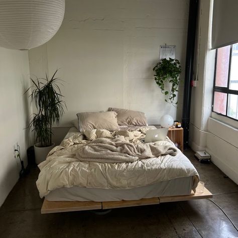 Chill Minimalist Bedroom, Bed On Ground Aesthetic, Bedroom Loft Aesthetic, Edgy Minimalist Bedroom, Loft Aesthetic Bedroom, Dark Colour Room Ideas, Loft Apartment Aesthetic Minimalist, Low Bedframe Bedroom Ideas, Low Bed Frame Aesthetic