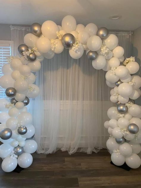 Birthday White Decorations, White Ballons Deco, White And Silver Birthday Decorations, Arch Backdrop With Balloons, Anniversary Decorations Ideas, Ideas Para Decorar Con Globos, Bride To Be Decorations, Prom Decorations, Grad Picture Ideas