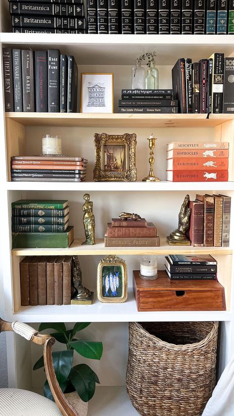 I love the built-ins in the bedroom in #shoeboxchs but it’s always driven me crazyyyy how tall each shelf was. My book collection always… | Instagram Built In Bookcase Decor Ideas, Shelf Styling Books, How To Stack Books, Books In Bathroom, Book Shelf Organizer Ideas, How To Style Shelves, Bookshelf Decor Bedroom, Bedroom Book Shelf, Apartment Refresh