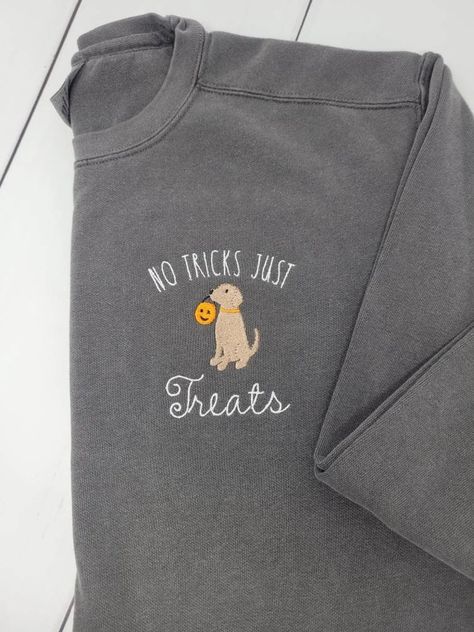 Halloween Dog Embroidered Comfort Colors Crewneck Sweatshirt, Fall Halloween Pet - Etsy Fall Dog Crafts, Fall Embroidered Sweatshirts, Halloween Embroidery Sweatshirt, Cute Sweatshirt Designs, Fall Sweatshirt Ideas, Cricut Sweatshirt Ideas, Embroided Sweatshirt, Fall Merch, Sweatshirt Design Ideas