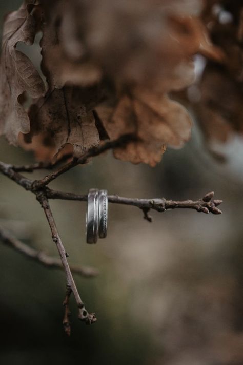 Weeding Themes, Classy Bride, Nordic Wedding, Wedding Ring Photography, Couple Shooting, Wedding Ring Pictures, Bridal Couple, Wedding Autumn, Ring Photography