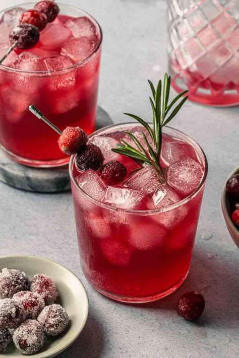 Made with cranberry juice, maple syrup and a splash of ginger beer, this Christmas gin cocktail is crisp and refreshing. We've garnished it with fresh rosemary and sugared cranberries for a festive, vibrant cocktail that will be the hit of your holiday gathering. Cocktail With Rosemary, Christmas Cocktail Garnish, Gin Christmas Cocktail, How To Not Eat, Cranberry Gin Cocktail, Christmas Gin Cocktails, Ginger Ale Cocktail, Gin Drink Recipes, Cranberry Ginger Ale