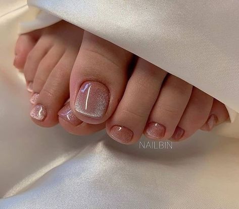 Toe Nails Ideas 2024, Nude Toe Nail Designs, Bridal Pedicure Toenails, Chrome Pedicure Toenails, Pretty Toe Nails For Summer, Toe Pedicure Ideas, Chrome Toenails, Pedicure Color Ideas, Feet Nails Color