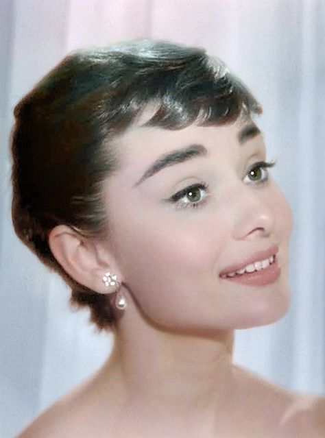 Audrey Hepburn, beautiful picture and smile. More Audrey Hepburn Jewelry, Audrey Hepburn Makeup, Audrey Hepburn Outfit, Aubrey Hepburn, Audrey Hepburn Photos, Audrey Hepburn Style, Hepburn Style, Madame Tussauds, Fair Lady