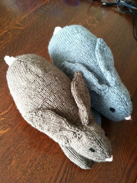 Ravelry: Henry's Rabbit by Sara Elizabeth Kellner Rabbit Knitting Pattern, Knitted Rabbit, Knitted Stuffed Animals, Knitted Bunny, Easy Knitting Projects, Animal Knitting Patterns, Rabbit Pattern, Knitted Animals, Knitted Wit