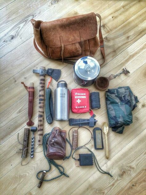 Bushcraft haversack kit. Good for a day in the woods. Haversack Kit, Bushcraft Kit, Bush Craft, Bushcraft Skills, Bushcraft Gear, Survival Bag, Bushcraft Camping, Camping Tools, Bug Out Bag