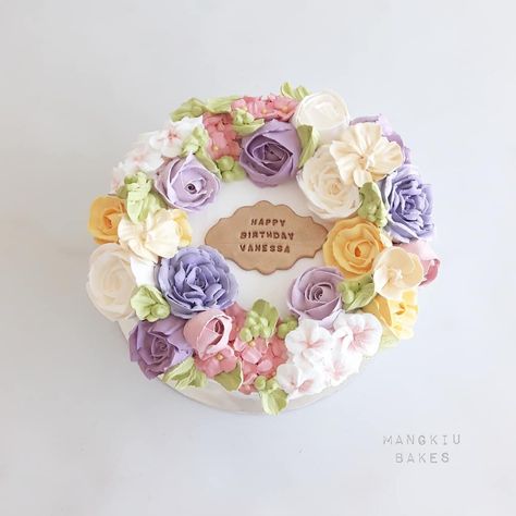 Whipped Cream Flowers, Bread Store, Whipped Icing, Whipped Cream Cakes, How To Store Bread, Flower Cakes, Cream Flower, Cake Inspo, Cream Flowers