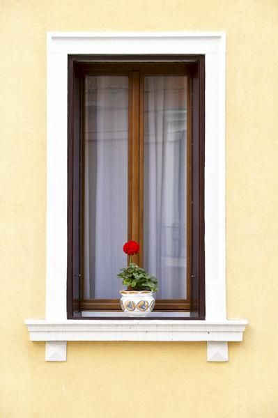 How to Decorate Windows With Molding & Trims Vinyl Window Trim, Window Molding Trim, Window Trims, Window Exterior, Interior Window Trim, House Window Design, Faux Stone Panels, Exterior Window, Window Trim Exterior