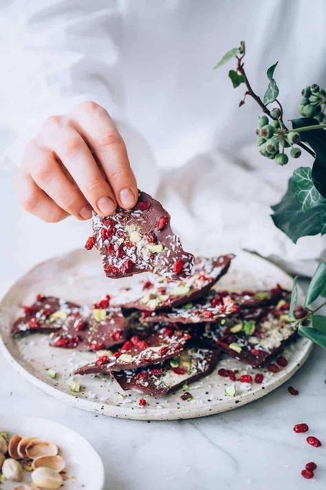 Festive Chocolate Lucuma Bark - Hello Glow Low Glycemic Bread, Retreat Food, Low Glycemic Snacks, Low Glycemic Desserts, Low Glycemic Sweeteners, Low Glycemic Fruits, Christmas Bark, Stomach Fat Burning Foods, Banana Diet