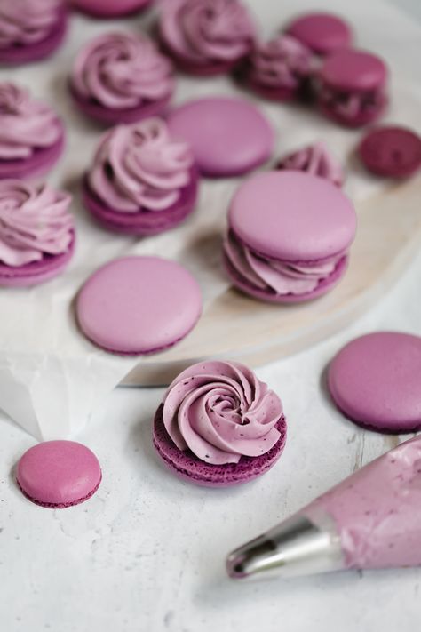 Blueberry Cheesecake Macarons - Everything Marina Macaroons For Beginners, Macroonies Recipe Flavors, Blueberry Cheesecake Macarons Recipe, Cool Macaron Flavors, Decorating Macarons, Blueberry Macaron Filling, Blueberry Cheesecake Macarons, Fun Macaron Flavors, Raspberry Cheesecake Macarons