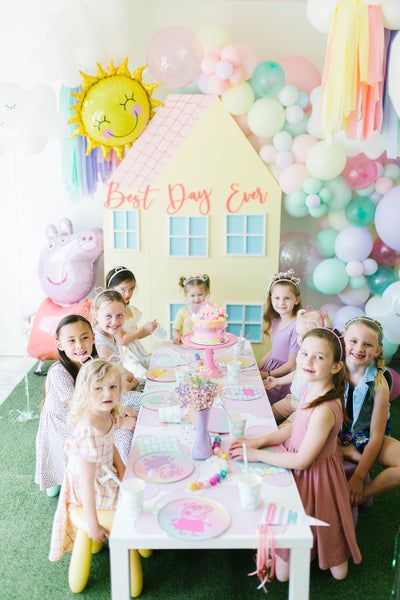 Peppa Pig Themed Birthday Party, Pig Themed Birthday Party, Peppa Pig Pinata, Pig Birthday Decorations, Friend Story, Peppa Pig Birthday Decorations, Peppa Pig Party Decorations, Peppa Pig Balloons, Peppa Pig Birthday Party Decorations