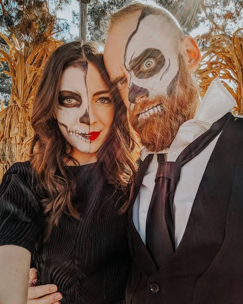 Halloween Face Paint For Couples, Face Paint Couple Costume, Halloween Face Makeup Couples, Couples Halloween Makeup Ideas Easy, Skeleton Half Face Makeup, Half Face Makeup Halloween, Couple Skeleton Makeup, Maquillage Halloween Couple, Halloween Makeup For Couples