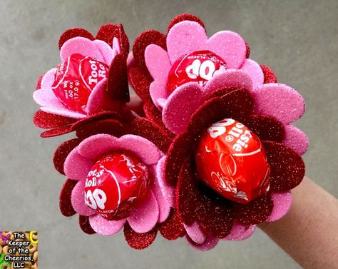 25+ Simple DIY Valentine's Day Gift Ideas - Raising Teens Today Valentine Candy Grams, Chocolate San Valentin, Valentine Wreath Diy, Candy Grams, Valentine's Day Decorations, Heart Shaped Candy, Valentinstag Party, Simple Activities, Diy Valentines Decorations