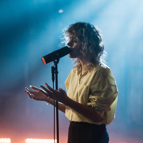 Taya Smith Gaukrodger #tayasmith #TAYA #tayagaukrodger #hillsongunited Taya Gaukrodger, Taya Smith, Hillsong United, Christian Artists, Pitch Deck, Church Outfits, On Repeat, South Wales, Change The World