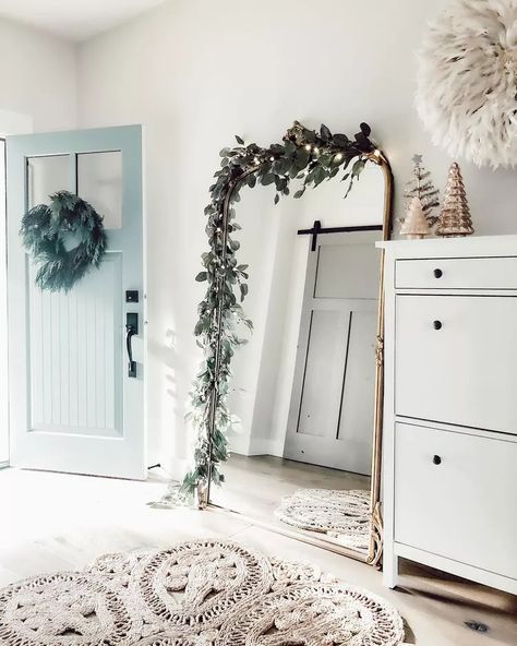 50 Entryway Mirror Ideas to Enlarge Your Space Lash Room Christmas Decor, Entryway Mirror Ideas, Christmas Salon, Christmas Hallway, Christmas Mirror, Christmas Entryway, Interior Design Bedroom Small, Entryway Mirror, Eucalyptus Garland