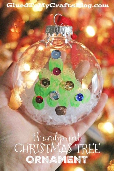 Thumbprint Christmas Tree Ornament - Kid Craft Idea Finger Print Ornaments Kids, Thumbprint Christmas Tree, Diy Joululahjat, Fingerprint Ornaments, Toddler Ornaments, Kids Tree Ornaments, Kids Holidays, Kindergarten Christmas, Ornaments Ideas