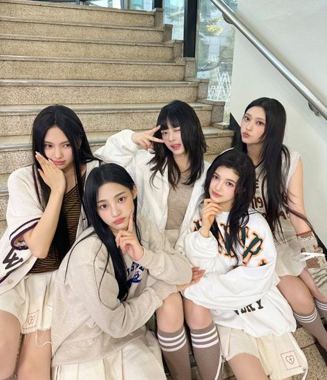 [NEW JEANS] OT5 (뉴진스) #seo New Jeans Style, Solo Pics, Group Pictures, Iconic Photos, Group Photos, Pop Group, Korean Girl, South Korean Girls, New Hair