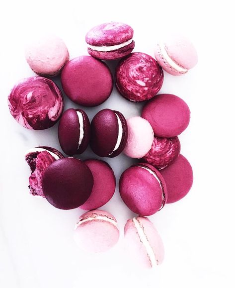 Marble #burgundy macarons by @cakesbyangelamorrison #macarons #macaronslady #macaronstagram #frenchmacarons #virginia January Wedding, French Macarons, Macarons, Virginia, Marble, Dessert, Instagram