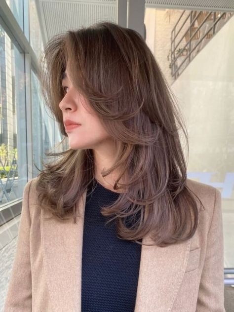 Butterfly Cut Straight Hair, Haircut Ideas For Girls, Trending Haircuts For Women, Butterfly Haircuts, Butterfly Layers, Hairstyle App, Shoulder Length Layered, Butterfly Haircut, Butterfly Cut