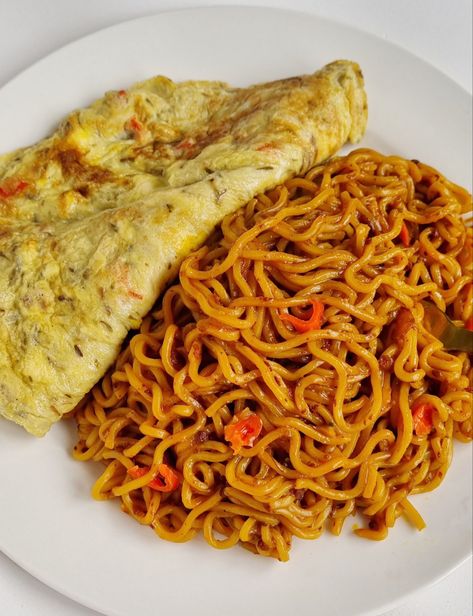 Noodles and omellete Noodles And Eggs, Ghana Food, Bunny Chow, West African Food, Food Hub, Healthy Food Inspiration, Nigerian Food, Healthy Food Dishes, Healthy Homemade Recipes