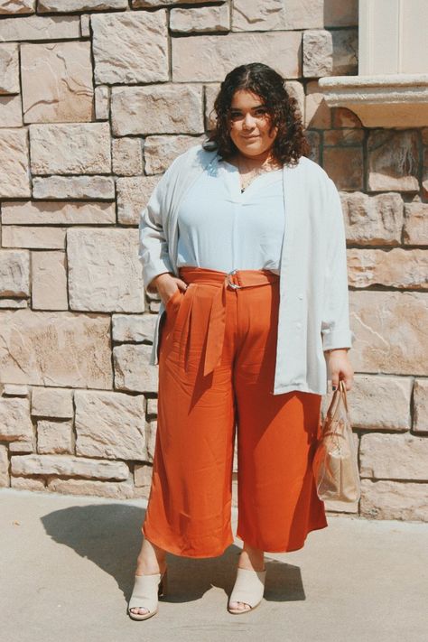 Plus Size Fashion for Women #plussize Plussize Aesthetic Hijab, Plus Size Culottes Outfit, Ootd Big Size Casual, Runway Reference, Kulot Outfit, Plus Size Culottes, Kulot Pants, How To Style Culottes, Big Size Outfit