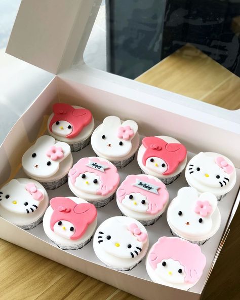 My Melody Cupcakes, My Melody Birthday Cake, Sanrio Birthday, Camo Wedding Cakes, Kitty Cupcakes, Dragon Cakes, Shoe Cakes, Purse Cake, Cake Wrecks