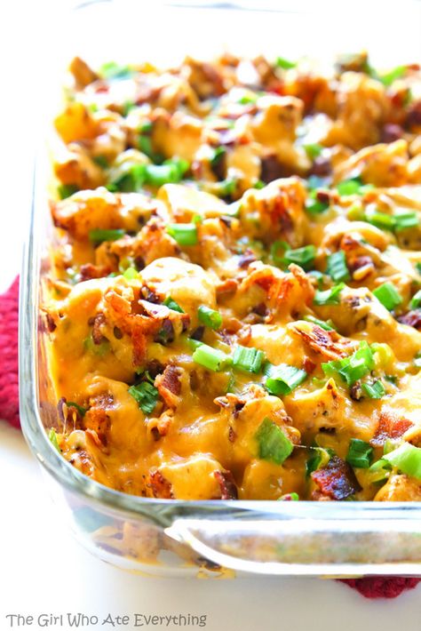 Buffalo Chicken and Potato Casserole - buffalo flavored chicken and potatoes topped with cheese, bacon, and onions. the-girl-who-ate-everything.com Chicken And Potato Casserole, Flavored Chicken, Chicken Potato Casserole, Chicken And Potato, The Girl Who Ate Everything, Buffalo Chicken Recipes, Recipe Potato, Potatoe Casserole Recipes, Chicken Potatoes