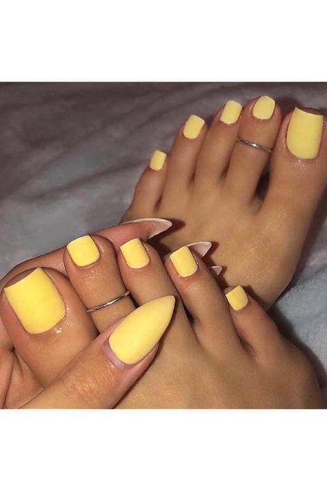 Free Beginners Guide: How to Create Summer Nails Artificial Beach, Fall Toe Nails, Toes Nails, Feet Nail Design, Fake Toenails, Acrylic Toes, Acrylic Toe Nails, Nails Yellow, Short Acrylic