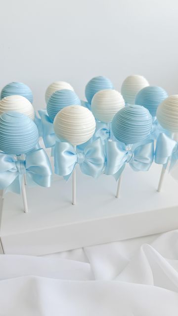 Baby Shower Desert Ideas For Boy, Boy Baby Shower Cake Pops, Cake Pop Baby Shower Boy, Gender Reveal Cake Pops Ideas, Gender Reveal Cakepops, Blue Bridal Shower Themes, Gender Reveal Cake Pops, Blue Cake Pops, Baby Shower Desserts Boy