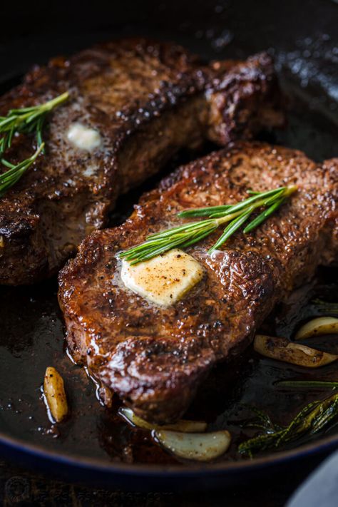 Pan-Seared Steak with Garlic Butter - NatashasKitchen.com Steak Recipes Pan, Steak Recipes Pan Seared, Cooking The Best Steak, Steak Dinner Recipes, Pan Seared Steak, Top Sirloin Steak, Grilled Steak Recipes, Garlic Butter Steak, Steak Butter