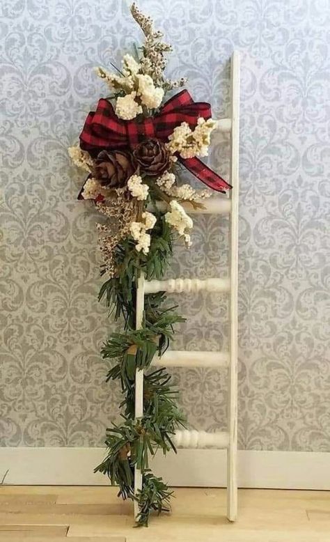 Christmas Ladders Ideas, Christmas Tree Alternatives, Ladder Christmas Tree, Christmas Ladder, Rustic Ladder, Alternative Christmas Tree, Country Christmas Decorations, Unique Christmas Trees, Christmas Wood Crafts