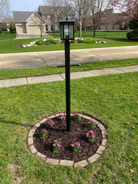 Lamp Post Landscaping Curb Appeal, Light Post Driveway, Front Yard Light Post Landscaping, Yard Light Post, Light Post Landscaping, Front Yard Lighting, Light Post, Backyard Designs, Yard Lights