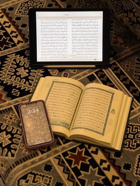 Deen And Dunya, Islam Study, Quran Aesthetic, Islam Aesthetic, Deen Dunya, Al Qur'an Photography, Al Qur'an Aesthetic, Religious Photos, Islamic Things