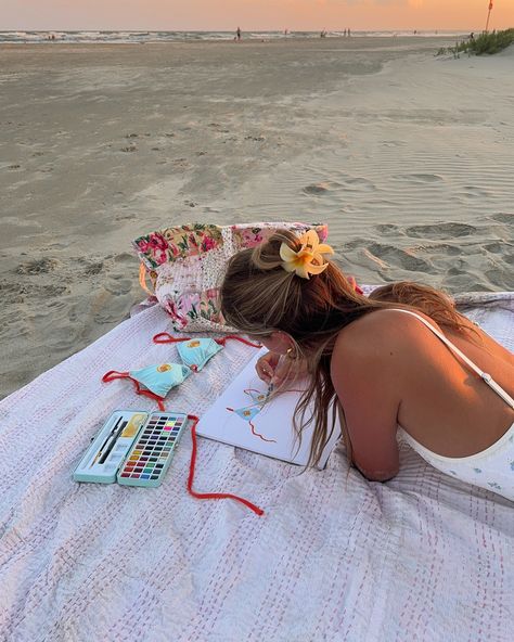 my ideal date night: painting on the beach 🎨 Painting At The Beach Date, Date Night Painting, Painting At The Beach, Painting On The Beach, Ideal Date, Insta Inspiration, Beach Date, Night Painting, Bird Feathers