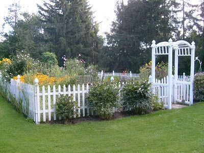 Two Men and a Little Farm: On the Fence.....a White Picket Fence Picket Fence Garden, Garden Ideas Diy Cheap, Fenced Vegetable Garden, Cheap Fence, Garden Ideas Cheap, White Picket Fence, Fence Ideas, Backyard Fences, Glass Garden