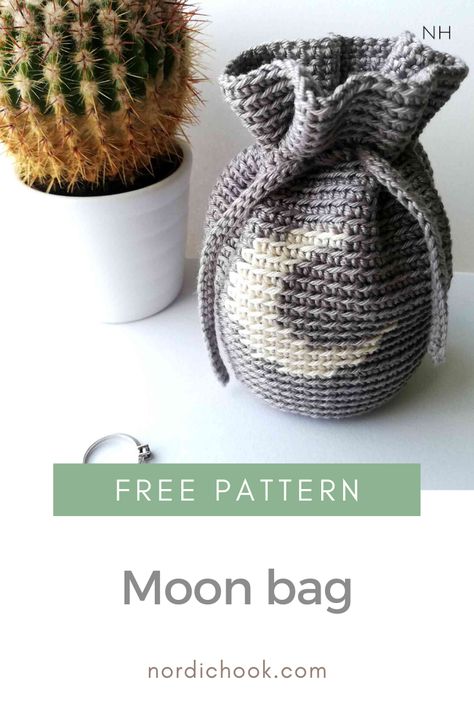 Get this free crochet pattern and make a tapestry crochet moon bag with a string! This crochet project is quick and easy to make and it is suitable for beginners. The pattern includes some photo instructions and a color scheme.  #crochet #tapestrycrochet #moderncrochet #crochetbag #freecrochetpattern #crochetpattern Crochet Moon, Crochet Pour Halloween, Confection Au Crochet, Tapestry Crochet Patterns, Crochet Simple, Crochet Tapestry, Quick Crochet, Crochet Diy, Modern Crochet