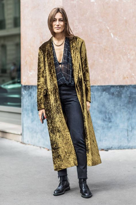 Get inspired with 20 glamorous black and gold outfits to wear this winter. Black And Gold Outfit, Fashion Gone Rouge, Casual Chic Outfits, Boho Chique, Emmanuelle Alt, Anna Dello Russo, Gold Outfit, Estilo Preppy, Boho Chic Outfits