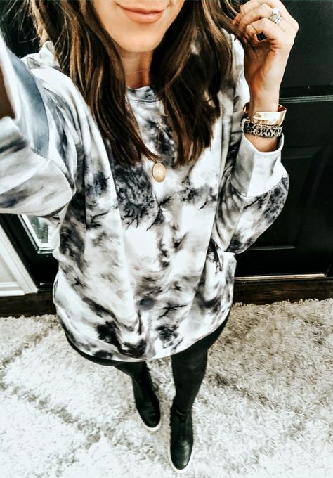 Tie Dye Sweatshirt Outfit, Tie Dye Dress Outfit, Gray Shirt Outfit, Neutral Tie Dye, Neon Outfits, Tie Dye Shirts, Black Tie Dye, Tie Dye Sweatshirt, Tie Dye Hoodie