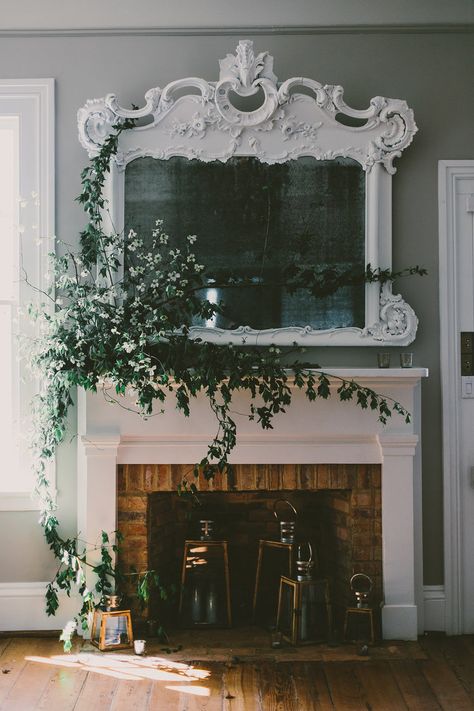 The power of branches and vines, once more. While we wouldn't need an installation this large, I cannot overstate the potential of foliage to uplift any centerpiece or design, large or small. Subtle, powerful, and dramatic. Mantel Inspiration, Unused Fireplace, Diy Fireplace Mantel, Fireplace Mantel Designs, Industrial Interior Style, Mantel Design, Deco Nature, Faux Fireplace, Diy Fireplace