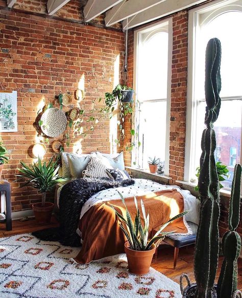 Boho bedroom with brick and plants. Bohemian Room, Deco Studio, Dekorasi Kamar Tidur, Bohemian Bedroom Decor, Brick Walls, Bedroom Goals, Bohemian Bedroom, Dream Bedroom, Design Case